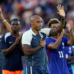 足球在线直播-亨利：卡里克让梅努重返首发是个强硬的决定，他对阵曼城表现最好